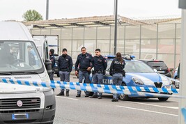 Giovane ucciso per strada a colpi di pistola a Milano