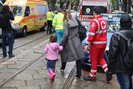 Bimbi rimasti intossicati in una piscina a Milano, tre sono in ospedale